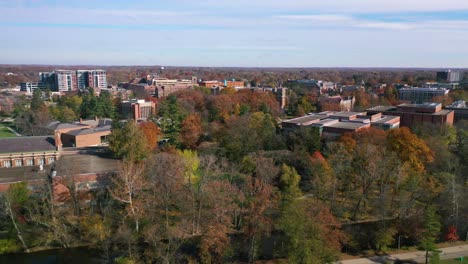 Antena-Sobre-El-Campus-Universitario-De-La-Universidad-Estatal-De-Michigan