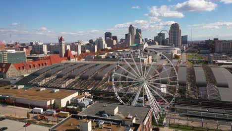 Schöne-Luftaufnahme-über-Der-Innenstadt-Von-St.-Louis-Missouri-Mit-Riesenrad-Im-Vordergrund