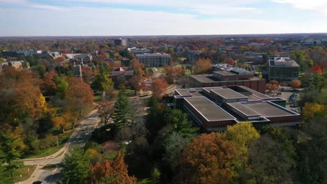 Antena-Sobre-El-Campus-Universitario-De-La-Universidad-Estatal-De-Michigan