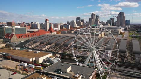 Schöne-Luftaufnahme-über-Der-Innenstadt-Von-St.-Louis-Missouri-Mit-Riesenrad-Im-Vordergrund