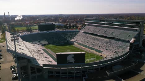 Antena-Sobre-El-Estadio-De-Fútbol-Espartano-En-El-Campus-De-La-Universidad-Estatal-De-Michigan-En-East-Lansing,-Michigan