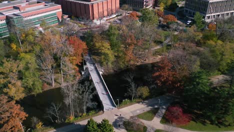 Kippen-Sie-Die-Enthüllung-Des-College-Campus-Der-Michigan-State-University-Nach-Oben