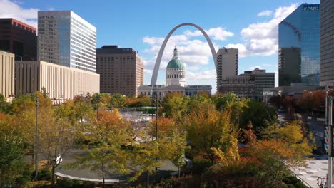 Rising-Aerial-Reveals-The-Old-State-Capitol-Building-And-Gateway-Arch-In-Downtown-St-Louis,-Missouri