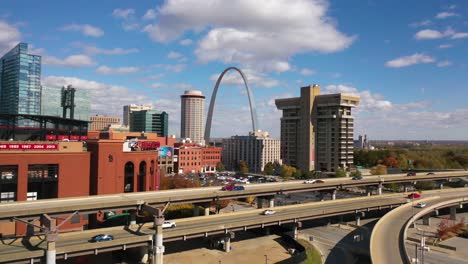 Gute-Luftfahrt-über-Die-Autobahn-Vorbei-Am-Busch-stadion-Zeigt-Den-Eingangsbogen-Von-St.-Louis,-Missouri