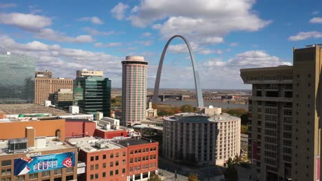 Una-Buena-Antena-Sobre-El-Centro-De-St-Louis-Revela-El-Arco-De-Entrada-Y-El-Fondo-Del-Río-Mississippi