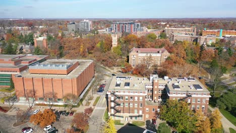 Antena-Sobre-El-Campus-Universitario-De-La-Universidad-Estatal-De-Michigan