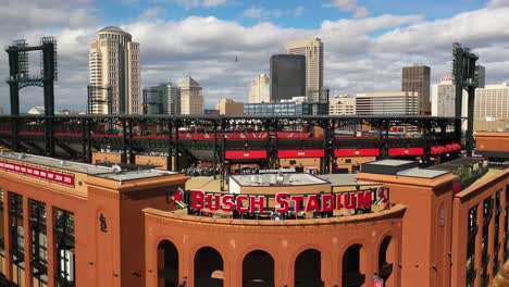 Antena-Ascendente-Sobre-El-Estadio-Busch,-St-Louis,-Missouri,-Con-El-Horizonte-De-La-Ciudad-En-El-Fondo