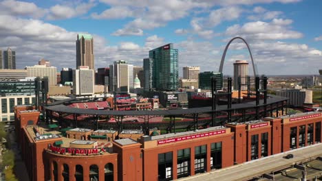 Steigende-Antenne-über-Dem-Busch-Stadion,-St.-Louis,-Missouri,-Mit-Der-Skyline-Der-Stadt-Im-Hintergrund