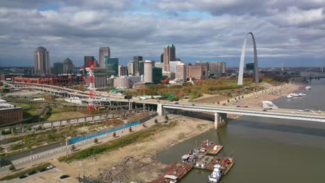 Buena-Antena-Sobre-El-Centro-De-St-Louis,-El-Arco-De-La-Entrada-Y-El-Río-Mississippi