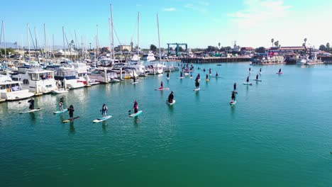 Hexen-Aus-Der-Luft-Paddeln-Auf-Surfbrettern-Und-Paddleboards,-Um-Halloween-Im-Hafen-Von-Ventura,-Kalifornien,-Zu-Feiern