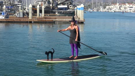 Brujas-Disfrazadas-Reman-En-Tablas-De-Surf-Y-Paddleboards-Para-Celebrar-Halloween-En-Ventura-Puerto,-California