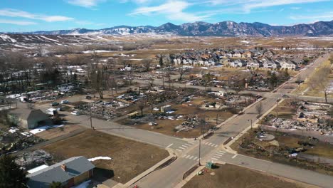 Antena-Louisville,-Colorado,-Casas-Y-Barrios-En-Ruinas-Tras-El-Incendio-Marshall-En-El-Condado-De-Boulder,-Colorado