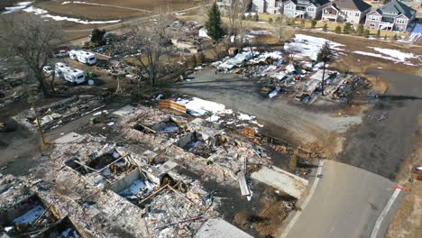 Rising-Aerial-Shows-Destroyed-Burned-Homes-And-Neighborhoods-In-Ruin-Following-The-Marshall-Fire-In-Louisville,-Superior-And-Boulder,-Colorado