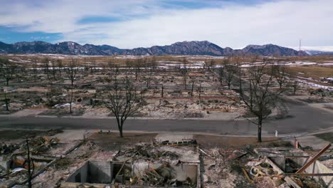 Luftaufnahmen-Zeigen-Zerstörte-Niedergebrannte-Häuser-Und-Zerstörte-Wohngegenden-Nach-Dem-Marshall-Feuer-In-Louisville,-Superior-Und-Boulder,-Colorado