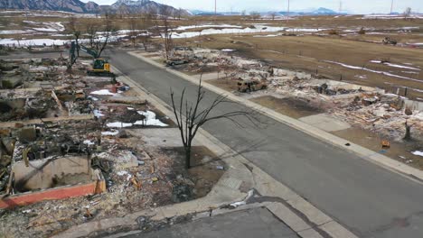 Aerial-Reveals-Destroyed-Burned-Homes-And-Neighborhoods-In-Ruin-Following-The-Marshall-Fire-In-Louisville,-Superior-And-Boulder,-Colorado