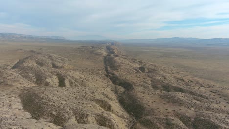 Espectacular-Antena-Ascendente-Sobre-La-Falla-Del-Terremoto-De-San-Andreas-En-La-Llanura-De-Carrizo-En-El-Centro-De-California