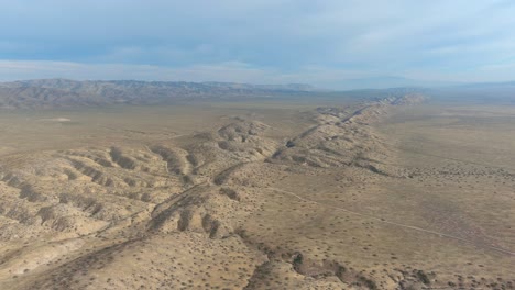 Schöne-Luftaufnahme-über-Der-San-Andreas-Erdbebenverwerfung-In-Der-Carrizo-Ebene-In-Zentralkalifornien