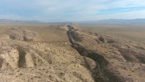 Antena-Sobre-La-Falla-Del-Terremoto-De-San-Andreas-En-La-Llanura-De-Carrizo-En-El-Centro-De-California