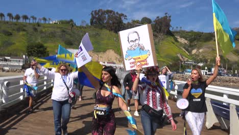 Ukrainian-Antiwar-Protesters-Chant-And-March-On-The-Malibu-Pier-With-Signs-And-Flags-To-Protest-The-Russian-Invasion-Of-Ukraine