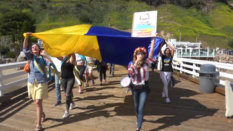 Aerial-Ukrainian-Antiwar-Protesters-Display-Flags-And-Signs-On-Pacific-Coast-Highway-Pch-Malibu-California-To-Protest-The-Russian-Invasion-Of-Ukraine