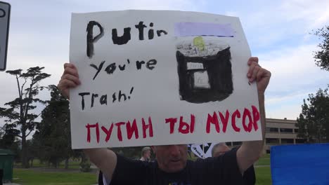 A-Protester-Identifies-Putin-As-Trash-During-An-Antiwar-Protest-Following-Russia'S-Invasion-Of-Ukraine