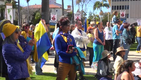 Citizens-Look-On-With-Signs-And-Support-For-Ukraine-In-A-Ukrainian-Peace-Rally-In-Santa-Barbara,-California