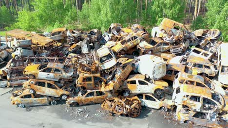 Antena-De-Autos-Destrozados-Y-Quemados-En-El-Cementerio-De-Autos-Sentados-En-Una-Pila,-Muchos-Con-Agujeros-De-Bala-De-La-Agresión-Rusa,-Irpin-Ucrania