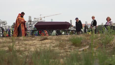 A-Ukrainian-Orthodox-Priest-Administers-Last-Rites-To-A-Victim-Of-The-War-In-Ukraine,-In-The-Irpin-(Kyiv)-Cemetery