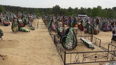 La-Panorámica-Del-Cementerio-Revela-A-Un-Sacerdote-Ortodoxo-Ucraniano-Administrando-Los-últimos-Ritos-A-Una-Víctima-De-La-Guerra-En-Ucrania,-En-El-Cementerio-De-Irpin-(Kyiv)