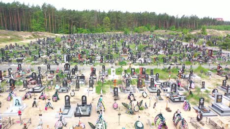 Impactante-Antena-De-Vastos-Acres-De-Tumbas-Frescas-En-El-Cementerio-De-Irpin-(kyiv)-Ucrania-Tras-La-Agresión-Rusa-En-La-Guerra