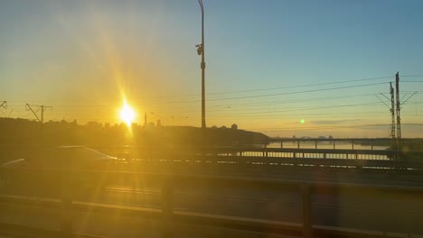 Kyiv,-Ucrania-Desde-El-Punto-De-Vista-De-Un-Tren-Que-Cruza-El-Río-Dnipro-Al-Atardecer