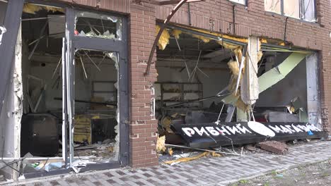 Un-Negocio-De-Mercado-Destruido-Con-Ventanas-Rotas-En-El-Barrio-De-Kyiv-De-Irpin-Durante-La-Guerra-De-Ucrania