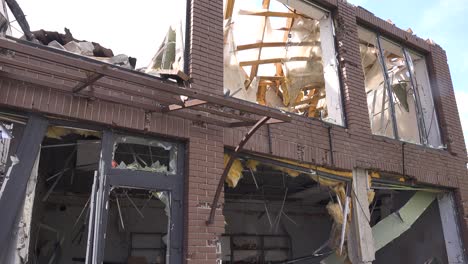 Un-Negocio-De-Mercado-Destruido-Con-Ventanas-Rotas-En-El-Barrio-De-Kyiv-De-Irpin-Durante-La-Guerra-De-Ucrania