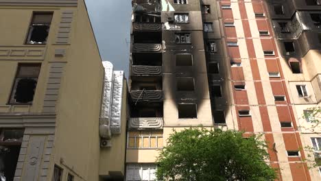 Los-Complejos-De-Apartamentos-Tilt-Up-Son-Bombardeados-Y-Quemados-En-Irpin-Ucrania-Como-Resultado-De-La-Invasión-Y-Agresión-Rusas