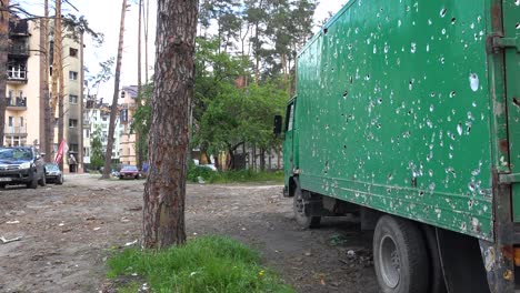 Un-Camión-Es-Ametrallado-Con-Agujeros-De-Bala-En-Un-Barrio-Devastado-En-Irpin,-Ucrania