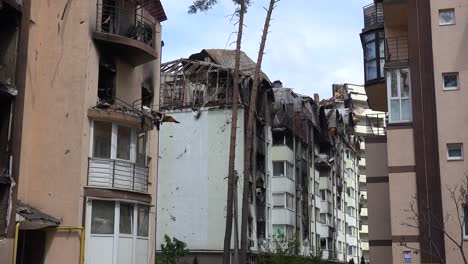 Los-Complejos-De-Apartamentos-Son-Bombardeados-Y-Quemados-En-Irpin-Ucrania-Como-Resultado-De-La-Invasión-Y-Agresión-Rusa