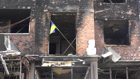 Disparo-Notable-De-La-Bandera-Ucraniana-En-El-Alféizar-De-La-Ventana-Quemada-Del-Complejo-De-Apartamentos-Destruido-En-Irpin-Kyiv-Ucrania