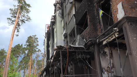 La-Bandera-Ucraniana-En-El-Alféizar-De-La-Ventana-Quemada-Del-Complejo-De-Apartamentos-Destruido-En-Irpin-Kyiv-Ucrania