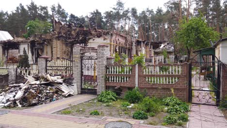 Toma-En-Movimiento-Acercándose-A-Una-Casa-Incendiada-En-Un-Barrio-De-Irpin-Ucrania-Tras-Los-Ataques-Con-Misiles-Rusos