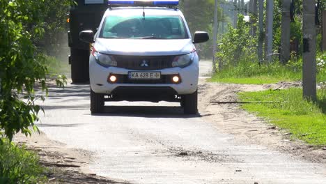 Un-Convoy-Militar-Ucraniano-Viaja-A-Lo-Largo-De-Una-Carretera-Durante-La-Guerra-En-Ucrania