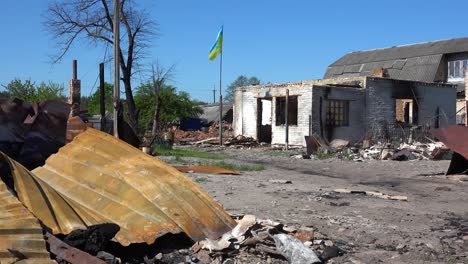 Un-Puesto-Avanzado-De-La-Base-Ucraniana-Es-Destruido-En-La-Ciudad-De-Moschun-Con-La-Bandera-Ucraniana-Aún-Ondeando