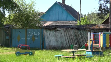 Una-Casa-Destrozada-En-Moschun-Tiene-Un-Letrero-En-La-Puerta-En-Ruso-Que-Dice-Que-La-Gente-Vive-Allí,-Durante-La-Guerra-De-Ucrania