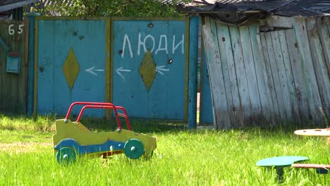 Ein-Zerstörtes-Haus-In-Moschun-Hat-Ein-Schild-Am-Tor-Auf-Russisch,-Das-Besagt,-Dass-Dort-Während-Des-Ukrainekrieges-Leute-Leben