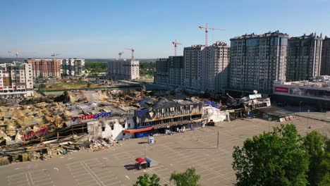 Impactante-Antena-De-Un-Centro-Comercial-Destruido-Por-Ataques-Con-Cohetes-Rusos-En-Kyiv,-Ucrania