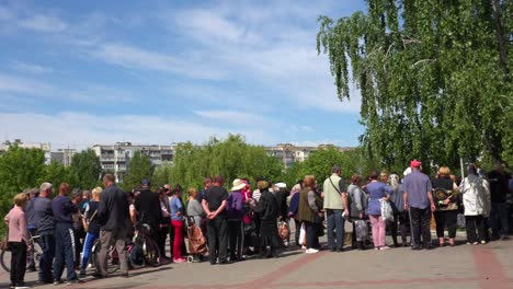 Refugiados-Ucranianos-Esperan-En-Fila-Para-Recibir-Alimentos-En-Borodyanka,-Ucrania-Tras-Los-Ataques-Aéreos-Rusos-Que-Destruyeron-La-Mayor-Parte-De-Su-Ciudad