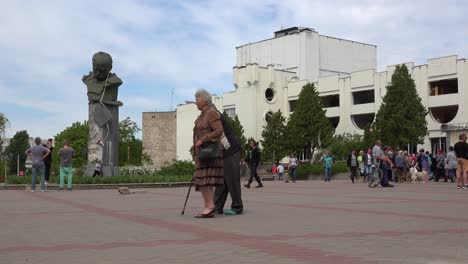 Toma-De-Establecimiento-Del-Palacio-De-La-Cultura-Borodyanka-Gravemente-Dañado-Con-La-Estatua-Del-Poeta-Ucraniano-Taras-Shevchenko-En-Primer-Plano-Con-Un-Agujero-De-Bala-En-La-Cabeza