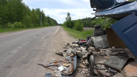 Un-Automóvil-Ha-Sido-Destruido-A-Lo-Largo-De-Una-Carretera-En-Ucrania-Por-Bombardeos-Rusos-En-La-Línea-Del-Frente