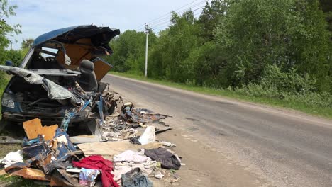 Un-Automóvil-Ha-Sido-Destruido-A-Lo-Largo-De-Una-Carretera-En-Ucrania-Por-Bombardeos-Rusos-En-La-Línea-Del-Frente