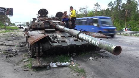 Kinder-Spielen-Auf-Einem-Verlassenen-Russischen-Panzer-Entlang-Einer-Autobahn-Nach-Kiew-Nach-Der-Russischen-Invasion