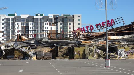 Durch-Russische-Raketenangriffe-Zerstörtes-Einkaufszentrum-In-Kiew,-Ukraine